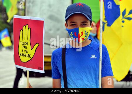 Manifestation "non à la criminalisation de la Kabylie" à Paris, France, le 11 juillet 2021. Contre le racisme anti-Kabyle en Algérie et contre l'emprisonnement de dizaines de manifestants pour avoir simplement agité le drapeau amazigh. Photo par Karim ait Adjedjou/avenir Pictures/ABACAPRESS.COM Banque D'Images