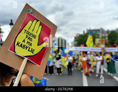 Manifestation "non à la criminalisation de la Kabylie" à Paris, France, le 11 juillet 2021. Contre le racisme anti-Kabyle en Algérie et contre l'emprisonnement de dizaines de manifestants pour avoir simplement agité le drapeau amazigh. Photo par Karim ait Adjedjou/avenir Pictures/ABACAPRESS.COM Banque D'Images