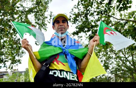 Manifestation "non à la criminalisation de la Kabylie" à Paris, France, le 11 juillet 2021. Contre le racisme anti-Kabyle en Algérie et contre l'emprisonnement de dizaines de manifestants pour avoir simplement agité le drapeau amazigh. Photo par Karim ait Adjedjou/avenir Pictures/ABACAPRESS.COM Banque D'Images