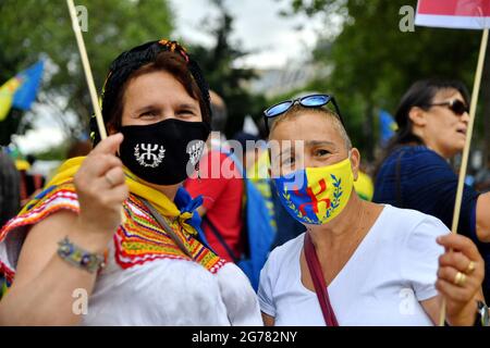 Manifestation "non à la criminalisation de la Kabylie" à Paris, France, le 11 juillet 2021. Contre le racisme anti-Kabyle en Algérie et contre l'emprisonnement de dizaines de manifestants pour avoir simplement agité le drapeau amazigh. Photo par Karim ait Adjedjou/avenir Pictures/ABACAPRESS.COM Banque D'Images