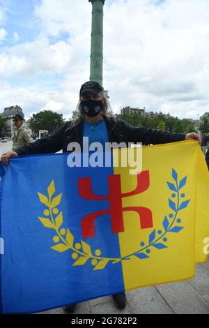Manifestation "non à la criminalisation de la Kabylie" à Paris, France, le 11 juillet 2021. Contre le racisme anti-Kabyle en Algérie et contre l'emprisonnement de dizaines de manifestants pour avoir simplement agité le drapeau amazigh. Photo par Karim ait Adjedjou/avenir Pictures/ABACAPRESS.COM Banque D'Images