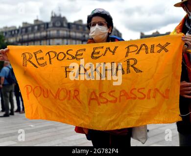 Manifestation "non à la criminalisation de la Kabylie" à Paris, France, le 11 juillet 2021. Contre le racisme anti-Kabyle en Algérie et contre l'emprisonnement de dizaines de manifestants pour avoir simplement agité le drapeau amazigh. Photo par Karim ait Adjedjou/avenir Pictures/ABACAPRESS.COM Banque D'Images