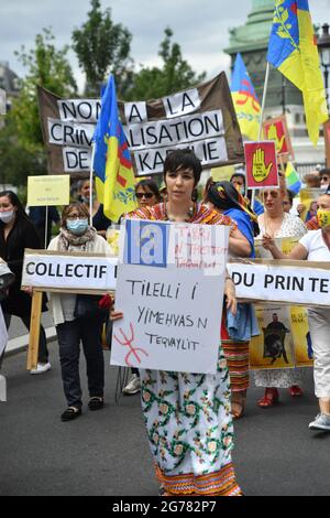 Manifestation "non à la criminalisation de la Kabylie" à Paris, France, le 11 juillet 2021. Contre le racisme anti-Kabyle en Algérie et contre l'emprisonnement de dizaines de manifestants pour avoir simplement agité le drapeau amazigh. Photo par Karim ait Adjedjou/avenir Pictures/ABACAPRESS.COM Banque D'Images