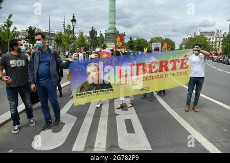 Manifestation "non à la criminalisation de la Kabylie" à Paris, France, le 11 juillet 2021. Contre le racisme anti-Kabyle en Algérie et contre l'emprisonnement de dizaines de manifestants pour avoir simplement agité le drapeau amazigh. Photo par Karim ait Adjedjou/avenir Pictures/ABACAPRESS.COM Banque D'Images
