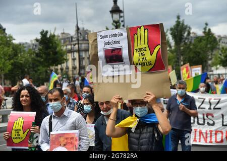 Manifestation "non à la criminalisation de la Kabylie" à Paris, France, le 11 juillet 2021. Contre le racisme anti-Kabyle en Algérie et contre l'emprisonnement de dizaines de manifestants pour avoir simplement agité le drapeau amazigh. Photo par Karim ait Adjedjou/avenir Pictures/ABACAPRESS.COM Banque D'Images