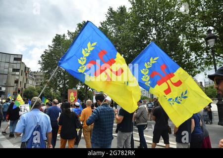 Manifestation "non à la criminalisation de la Kabylie" à Paris, France, le 11 juillet 2021. Contre le racisme anti-Kabyle en Algérie et contre l'emprisonnement de dizaines de manifestants pour avoir simplement agité le drapeau amazigh. Photo par Karim ait Adjedjou/avenir Pictures/ABACAPRESS.COM Banque D'Images
