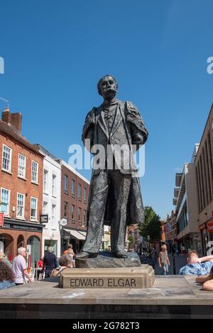 Statue de Sir Edward Elgar, High Street Worcester, face à la cathédrale Banque D'Images