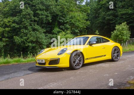 2018 jaune Porsche Carrera T 7 speed Manual, 2981cc 2dr coupé en route KLMC The Cars The Star Show à Holker Hall & Gardens, Grange-over-Sands, Royaume-Uni Banque D'Images