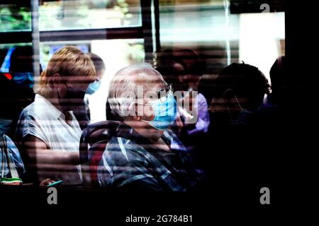 Le vieil homme s'est assis dans un bus portant un masque facial, Barcelone, Espagne. Banque D'Images