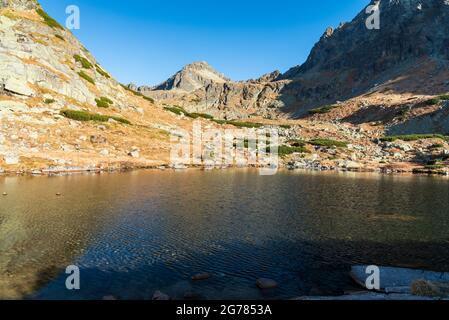 Pleso nad Skokom lac avec Strbsky stit pic de montagne sur le fond sur la vallée de Mlynicka dolina dans les montagnes Vysoke Tatry en Slovaquie pendant étonnant Banque D'Images