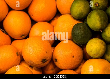 Alkmaar, pays-Bas, juin 2021. Gros plan des oranges et autres fruits. Photo de haute qualité Banque D'Images