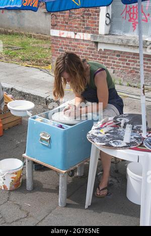 Doel, Belgique, 11 août 2019, artisans, la femme fait de la poterie ou tourne des pots d'argile et en plein air Banque D'Images