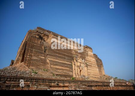 Détruit la pagode de Mingun Pahtodawgyi près de Mandalay, au Myanmar. Commencé en 1790, il n'a jamais été fini après un tremblement de terre dévastateur en 1839 Banque D'Images