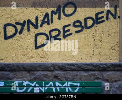 Dresde, Allemagne. 07e juillet 2021. Les mots Dynamo Dresden ont été pulvérisés sur le mur d'une maison près du stade Rudolf Harbig. Credit: Robert Michael/dpa-Zentralbild/ZB/dpa/Alay Live News Banque D'Images