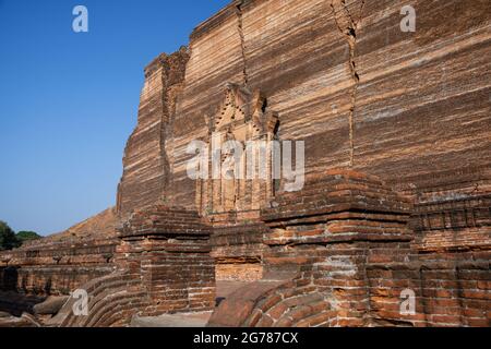 Détruit la pagode de Mingun Pahtodawgyi près de Mandalay, au Myanmar. Commencé en 1790, il n'a jamais été fini après un tremblement de terre dévastateur en 1839 Banque D'Images