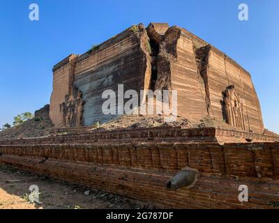 Détruit la pagode de Mingun Pahtodawgyi près de Mandalay, au Myanmar. Commencé en 1790, il n'a jamais été fini après un tremblement de terre dévastateur en 1839 Banque D'Images