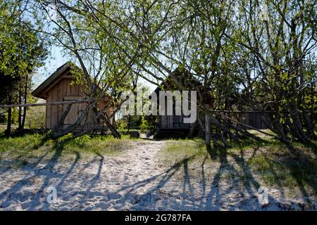 Des cabanes en bois au musée en plein air de Ragakapa qui dépeint la vie quotidienne des pêcheurs au tournant du XXe siècle situé au pied de la dune « Ragakapa » près de Jurmala, une ville de villégiature lettone sur le golfe de Riga, sur la côte de la mer Baltique, République de Lettonie Banque D'Images