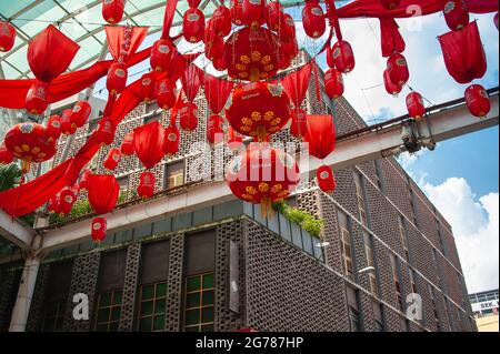 Kuala Lumpur, Malaisie - juin 2019 : de belles lanternes chinoises rouges et brillantes décorent le marché de Petaling Jaya Street à Chinatown. Banque D'Images