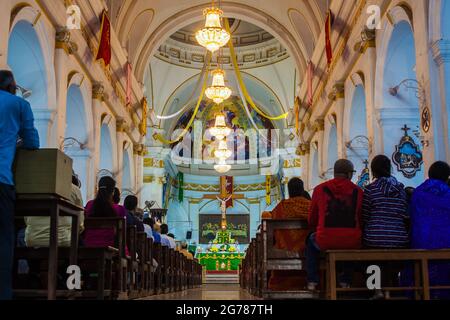 Lustres lumineux suspendus au plafond orné sur la congrégation à la cathédrale Immaculée conception, Pondichéry, Tamil Nadu, Inde Banque D'Images