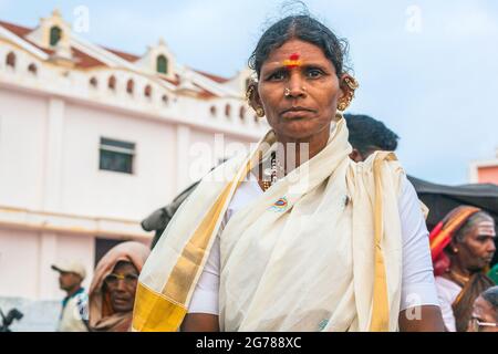 Portrait en gros plan d'une femme indienne hindoue réfléchie avec de nombreux piercings d'oreille attendant le lever du soleil, Kanyakumari, Tamil Nadu, Inde Banque D'Images