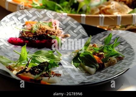 Gros plan ingrédient pour faire des rouleaux d'été végétaliens, cuisine vietnamienne populaire, matière première laisser dans le papier de riz et de rouler, plat végétarien pour la santé Banque D'Images