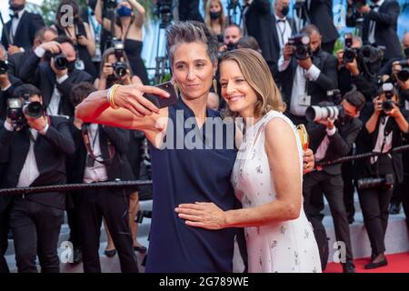 Jodie Foster (r) et Alexandra Hedison assistent à la première de 'Annette' lors du 74e Festival annuel du film de Cannes, le 06 juillet 2021. Banque D'Images