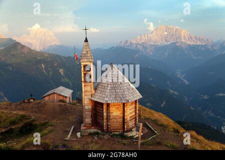 Vue en soirée depuis le Mont Col DI Lana avec chapelle jusqu'à Monte Pelmo et le Mont Civetta, l'une des plus belles vues sur les Dolomites des Alpes italiennes Banque D'Images