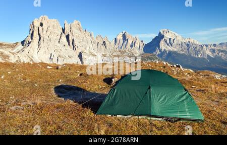 Vue panoramique sur Cima Ambrizzola, Croda da Lago et Tofano Gruppe avec tente verte, montagnes des Dolomites, Italie Banque D'Images