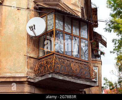 Balcon traditionnel sur la façade d'une ancienne maison. Lviv. Ukraine. Banque D'Images