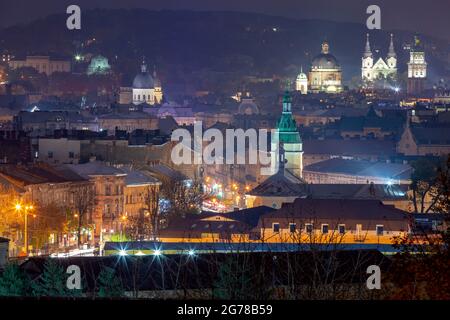 Vue aérienne de la ville avec éclairage de nuit. Lviv. Ukraine. Banque D'Images