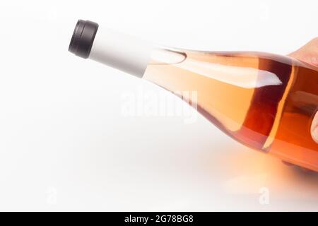 Donner du vin biologique comme cadeau, cultivé sans produits chimiques, en prenant soin de la nature et en préservant le goût du produit final. Banque D'Images