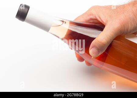 Donner du vin biologique comme cadeau, cultivé sans produits chimiques, en prenant soin de la nature et en préservant le goût du produit final. Banque D'Images