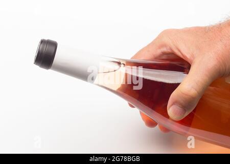 Donner du vin biologique comme cadeau, cultivé sans produits chimiques, en prenant soin de la nature et en préservant le goût du produit final. Banque D'Images
