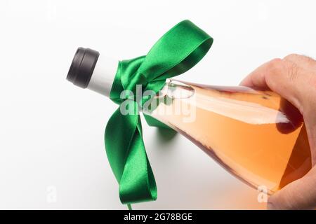 Donner du vin biologique comme cadeau, cultivé sans produits chimiques, en prenant soin de la nature et en préservant le goût du produit final. Banque D'Images
