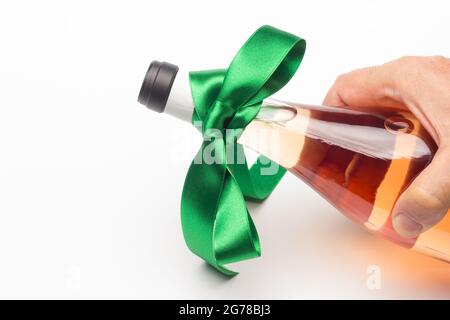 Donner du vin biologique comme cadeau, cultivé sans produits chimiques, en prenant soin de la nature et en préservant le goût du produit final. Banque D'Images