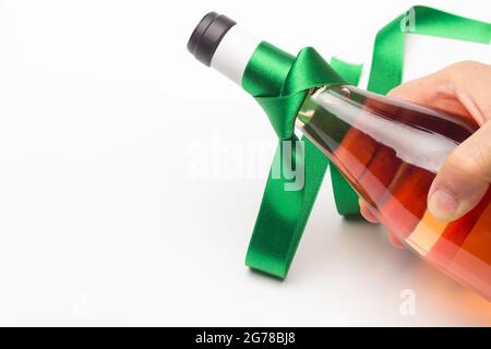 Donner du vin biologique comme cadeau, cultivé sans produits chimiques, en prenant soin de la nature et en préservant le goût du produit final. Banque D'Images