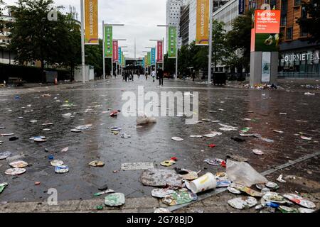 Wembley Park, Royaume-Uni. 12 juillet 2021. Des milliers de fans d'Angleterre ont quitté le parc Wembley couvert de détritus et sentant comme une brasserie après le comportement ahurant d'hier, avant, pendant et après la finale Euro 2020 entre l'Italie et l'Angleterre au stade Wembley. L'équipe de nettoyage a travaillé tout au long de la nuit pour ranger les déchets, y compris les drapeaux jetés, les panneaux, les bouteilles de bière et les canettes, les sacs en verre et en plastique cassés. Amanda Rose/Alamy Live News Banque D'Images