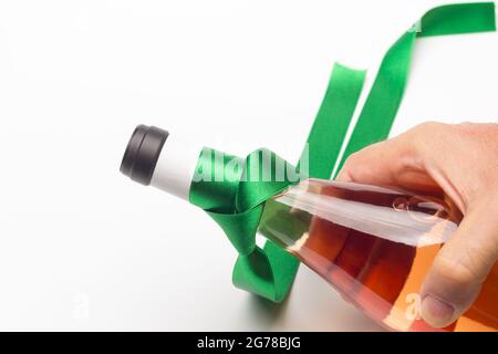 Donner du vin biologique comme cadeau, cultivé sans produits chimiques, en prenant soin de la nature et en préservant le goût du produit final. Banque D'Images