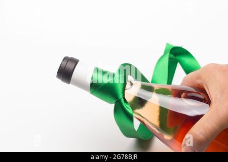 Donner du vin biologique comme cadeau, cultivé sans produits chimiques, en prenant soin de la nature et en préservant le goût du produit final. Banque D'Images