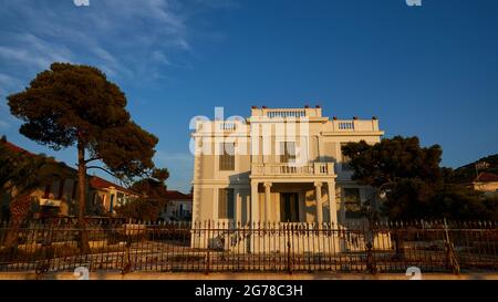 Iles Ioniennes, Ithaca, Baie de Molos, Vathi, lumière du soir, Villa Drakoulis, ciel bleu, nuages individuels Banque D'Images