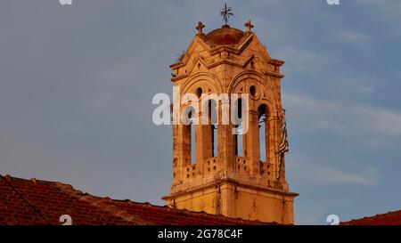 Iles Ioniennes, Ithaca, Baie de Molos, Vathi, lumière du soir, clocher de l'église À Isodia Theotokou, ciel bleu clair avec nuages Banque D'Images