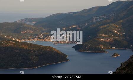 Iles Ioniennes, Ithaka, île d'Odysseus, capitale, Vathi, Vue d'en haut sur la baie de Molos et Vathi, îlot offshore, baie de Vathi, bleu mer, ciel bleu clair à blanc Banque D'Images