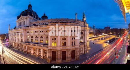 Photo panoramique de l'Opéra et du Ballet dans un éclairage nocturne au coucher du soleil. Lviv. Ukraine. Banque D'Images