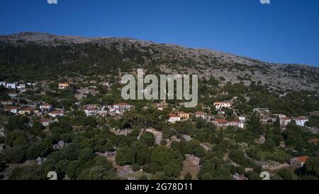 Îles Ioniennes, Ithaka, île d'Odysseus, Anogi, monolithes d'Anogi, Vue sur la ville d'Anogi, le village se trouve sur une pente de montagne, au-dessus du ciel bleu Banque D'Images