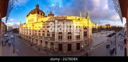 Photo panoramique de l'Opéra et du Ballet au coucher du soleil. Lviv. Ukraine. Banque D'Images