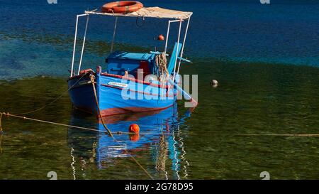 Iles Ioniennes, Ithaca, île d'Odysseus, près de Vathi, Sarakiniko Beach, bateaux, voiliers, bleu, vert et turquoise, baie de rêve, ciel bleu, bateau de pêche bleu-rouge unique, réflexion sur l'eau Banque D'Images