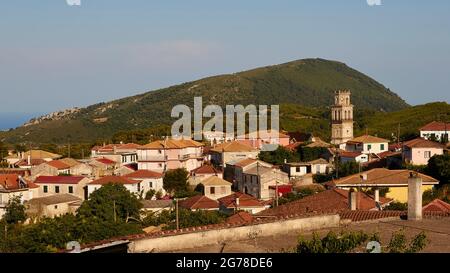 Îles Ioniennes, Zakynthos, village Kiliomenos, vue panoramique sur le lieu, tour de l'église élément central, collines en arrière-plan, ciel bleu clair avec nuage clair couverture Banque D'Images