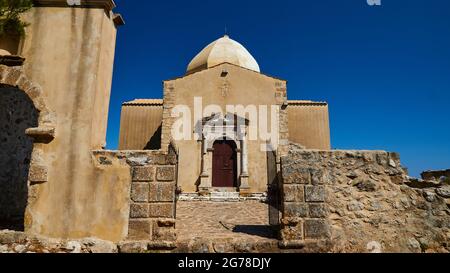 Îles Ioniennes, Zakynthos, montagne près de la ville de Zakynthos, Monte Yves, monastère sur le sommet, Panagia Skopiotissa, XVe siècle après J.-C., se dresse sur les ruines d'un ancien temple Artemis, ciel bleu foncé, à gauche dans le mur d'image avec arc rond tronqué, au milieu, il y a une église avec un portail à pignon, un dôme octogonal, un mur de pierre au premier plan Banque D'Images