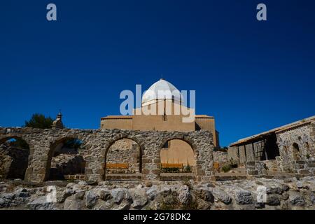 Îles Ioniennes, Zakynthos, montagne près de la ville de Zakynthos, Monte Yves, monastère sur le sommet, Panagia Skopiotissa, XVe siècle après J.-C., se dresse sur les ruines d'un ancien temple Artemis, ciel bleu foncé, mur bas en premier plan, mur de pierre avec arches rondes au milieu, église avec dôme octogonal comme motif principal, Banque D'Images