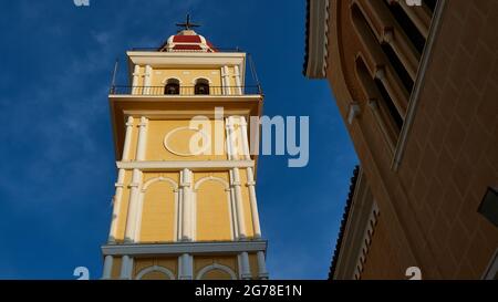 Zakynthos, ville de Zakynthos, Eglise Metropolis, clocher, lumière du matin, grand angle, en diagonale depuis le dessous, église bâtiment sur la droite dans l'ombre Banque D'Images